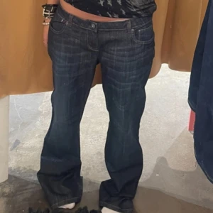 Baggy jeans  - Baggy jeans från beyond retro, har klippt längst nere vid benen då dom var för långa på mig men annars är dom i bra skick! Uppskattar till storlek L