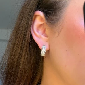 Glittriga silverörhängen med stenar - Säljer ett par snygga örhängen från Pilgrim i silverfärg med glittrande stenar. De är formade som små hoops och ger ett lyxigt intryck. Perfekta för att lyfta vilken outfit som helst med extra bling. Använda någon enstaka gång då jag brukar ha guldsmycken.