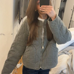 Quiltad jacka från ZARA - Superfin mörkgrå quiltad jacka från ZARA! Helt ny och oanvänd men har tagit bort lappen! Storlek 12-13 år (156)💕 Helt slutsåld på hemsidan, nypris: 499kr 