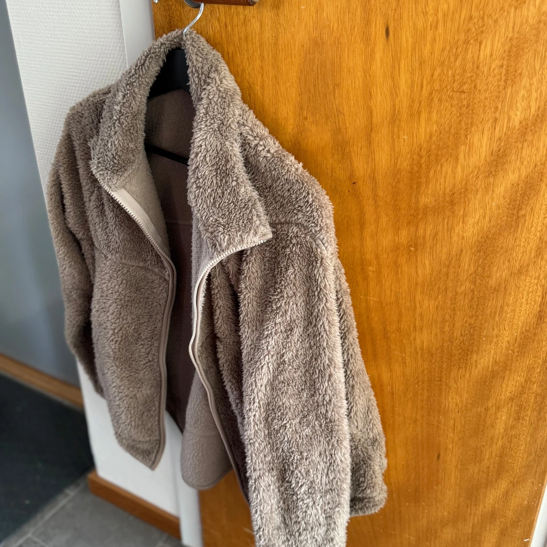 Beige teddyjacka med dragkedja - 1