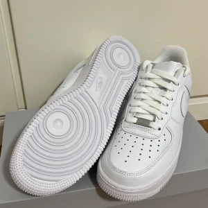 Vita AF1 - Säljer HELT nya vita air force 1 som är perfekt till sommaren | Storlek: EU 42 UK 7.5 | Totalt nya och aldrig använda | 