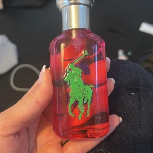 Ralph Lauren parfym med röd flaska nummer 2 - Knappt använd