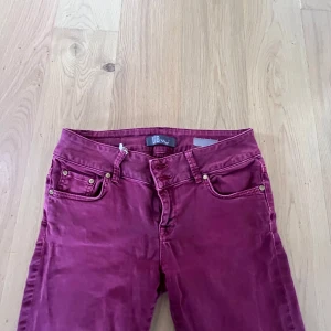 Vinröda jeans från ltb - Säljer ett par vinröda jeansbyxor från Byxorna har raka ben!!