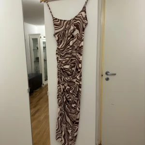 Sommarklänning från Bershka  - Använt endast 1 gång klänningen är från Bershka storlek S