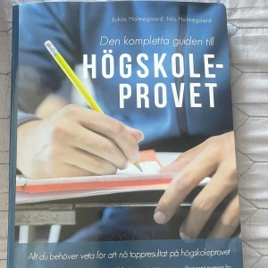 Den kompletta guiden till högskoleprovet - Säljer boken 'Den kompletta guiden till högskoleprovet' av Lukas Holmegaard och Nils Holmegaard. Perfekt för dig som vill maxa ditt resultat på högskoleprovet. Boken är tjock, har mjuka pärmar och innehåller övningar, tips och strategier för alla delar av provet.