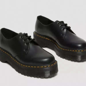 Dr. Martens skor - 1641 Platform - Ett par svarta Dr. Martens skor 1641 Quad Smooth-leather, platform. Använda en gång.  Köpta under graviditet, men efteråt är de är lite för stora tyvärr.  Nypris 2200:-