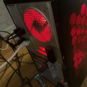 Acer Nitro 50 stationär dator nypris 12000 - Säljer en stationär gamingdator, Acer Nitro 50, med snygg svart design och röd LED-belysning. Utrustad med Intel-processor och NVIDIA-grafikkort. Flera USB-portar, nätverksanslutning och HDMI. Perfekt för gaming och krävande program.