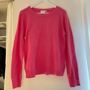 Rosa stickad tröja från Vila - Säljer fin rosa stickad tröja från Vila, strl XL men liten i storleken
