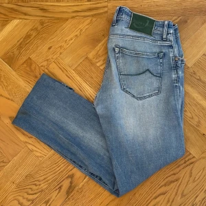 Ljusblå Jacob Cohen Jeans - Säljer dessa feta Jacob Cohen Jeans på grund av att dem inte kommer till användning - Dem är i mycket bra skick, tveka inte att höra av er för fler bilder eller frågor!
