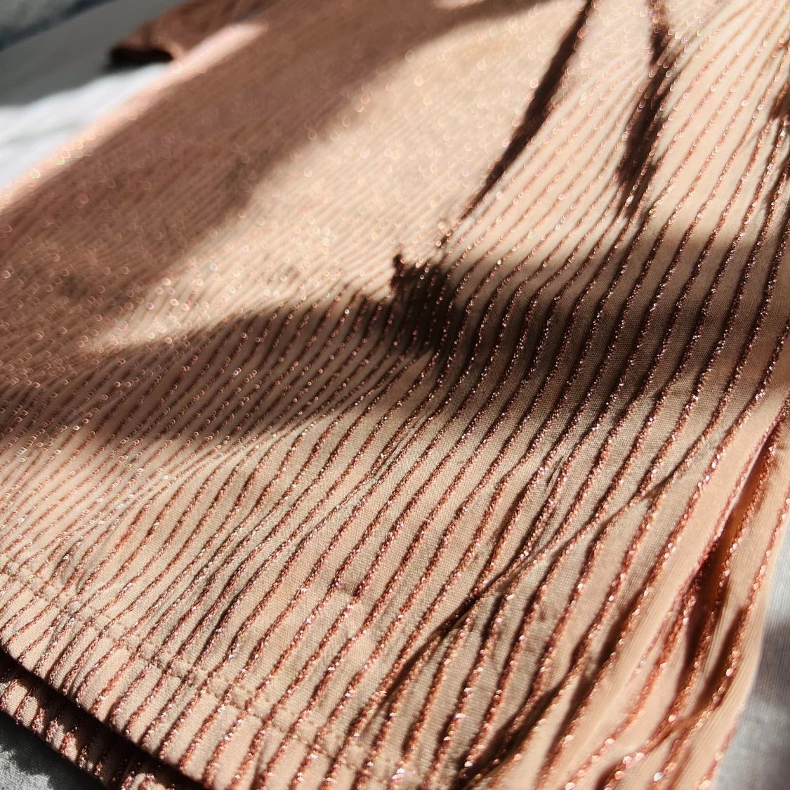 Glittrig långklänning i persikoton - 1