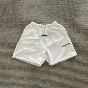 Essentials shorts  - Essentials shorts storlek x large använda. Har några fläckar med tror de går bort i tvätten