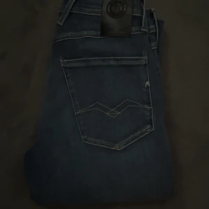 Blå Replay jeansbyxor - Säljer ett par replay jeans färg ljus blå. Säljer replay jeansen pågrund av ej användning, jeansen är i nytt skick fast pris lappen av. Str: w:27 L:32