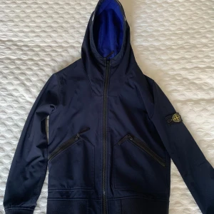 Sone Island Jacka Soft shell - Säljer nu min Stone Island jacka, riktigt fet jacka jag nu måste sälja. Perfekt nu när det börjar bli lite varmare. Jackan är i Storlek S och i bra skick, skriv för mer frågor :)