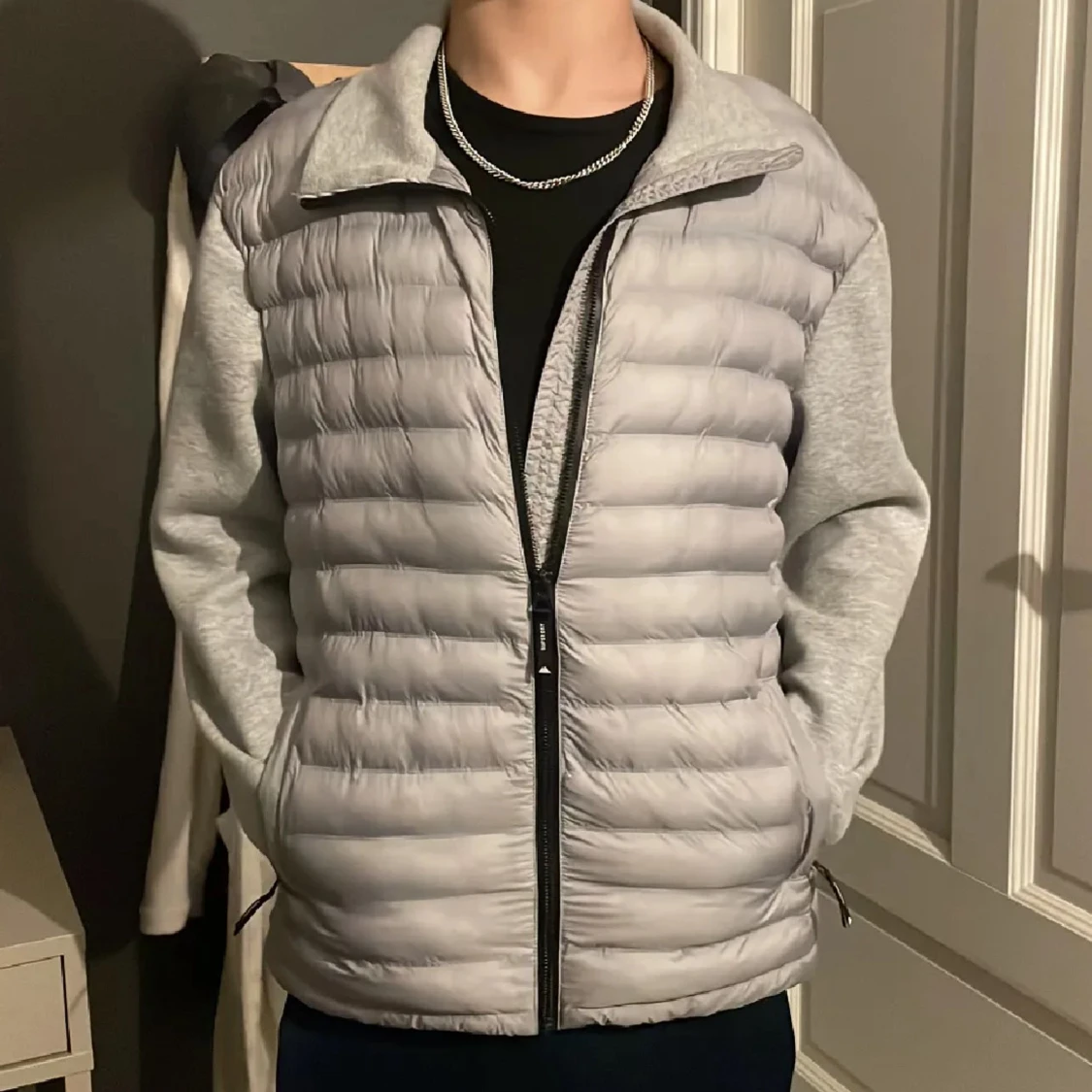 Ljusgrå pufferjacka med ärmar i sweatshirtmaterial