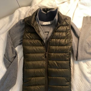 Grön uniqloväst - Storlek XS. Lite tunnare väst från uniqlo, köpt i vintras och är i toppskick. Nypris 599. Skriv gärna vid frågor och pris kan diskuteras