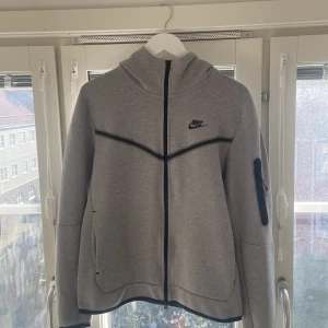 nike tech fleece - Hej säljer denna Nike tröja för den inte kommer till användning pris kan alltid diskuteras. Tveka inte på att höra av er.