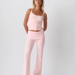 Ljusrosa stickade byxor med utsvängda ben - Säljer ett par ljusrosa stickade byxor med bred, ribbad midja och utsvängda ben. Byxorna har en mjuk och stretchig känsla, perfekta mysiga byxor. Dessa är från Gina Tricot, men kommer inte till nån användning. Strl M men passar även för S