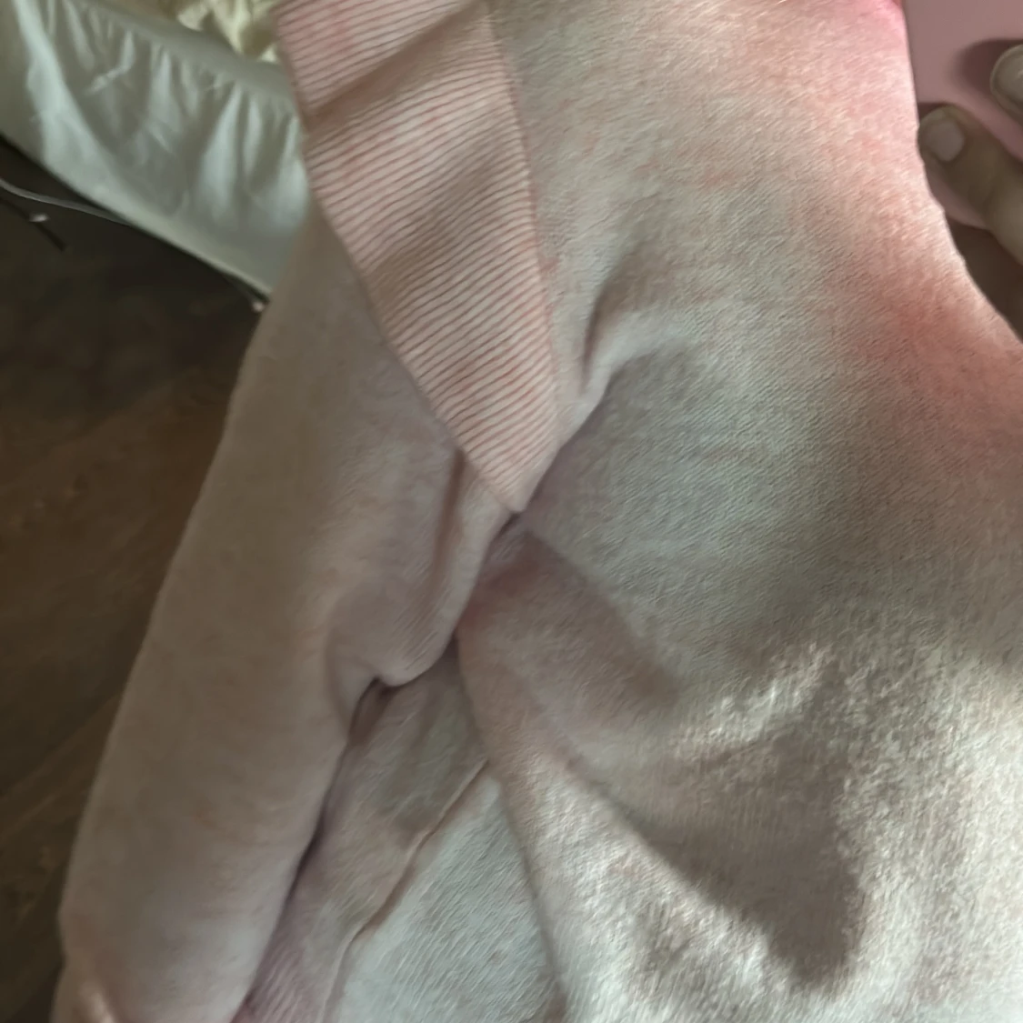 Ljusrosa stickad tröja med volangdetaljer - 4