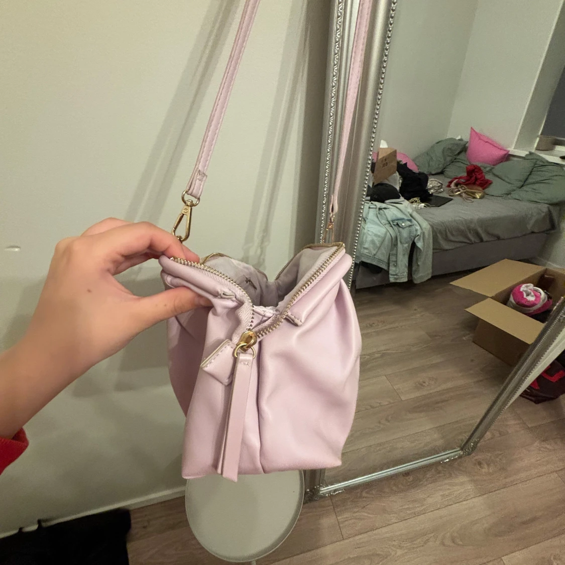 Ljusrosa axelväska med gulddetaljer - 3