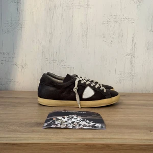 Svarta sneakers från Philippe Model - Philippe models i fint skick, väldigt eftertraktade skor och passar perfekt in till våren och sommaren!  • storlek 42  Skicka pm för mer frågor eller intresse😊 