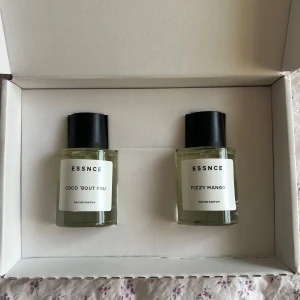 Essnce Parfymer - 2 st parfymer från Essnce. Dofterna Coco ’Bout You och Fizzy Mango. Nypris 750kr med frakt! Endast testade. Kolla gärna in mina andra annonser, jag säljer fler parfymer!