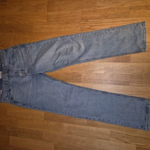 Ljusblå jeans från Jack & Jones - Säljer ett par Relaxed ljusblå jeans från Jack & Jones. Passar till det mesta.