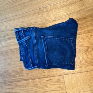 Replay jeans - Snygga märkblå replay jeans med klassisk femficksdesign och normal midja. Jeansen har en slim passform och är perfekta till vardags