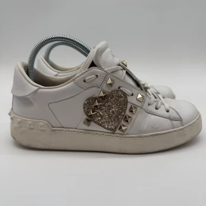 VALENTINO ROCKSTUD SNEAKERS - Valentino rockstud sneakers - Skick: 8,5/10 - Storlek 36,5 sitter som 37 - Tillbehör: Enbart skorna - Nypris 7700kr - deluxecloset 
