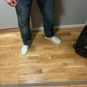 ♦️Christian Louboutin Sailor Boat - Frågor om bytte/trade ignoreras. Säljer då jag har köpt andra loubs. Väldig sällsynta louboutins i vit färg, dessa är discontinued av Louboutin i modellen Sailor Boat. Väldigt försiktigt använt. Saknar box men två dustbags följer med. Den är autentisk och är inspekterad av Anson från Vestiaire. Priset är satt, har inte behov av att sälja skorna så går inte ned i pris. Skickar från Norge då jag bor i Stavanger.