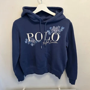 Ralph lauren hoodie - Mörkblå Ralph lauren hoodie i använt skick. Tröjan är i storlek S