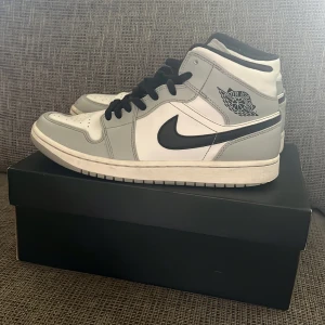 Nike Air Jordan 1 Mid Light Smoke Grey - Säljer tvär feta jordans då det inte riktigt är min stil längre.        Skick är ungefär 8/10 /// nypris runt 2000kr /// mitt pris 1200/// pris kan diskuteras vid snabb affär//// KVITTO FINNS 