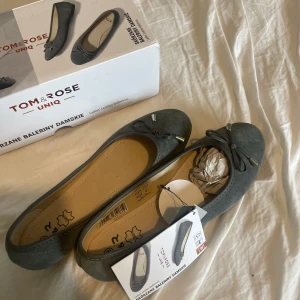 Mörkgrå ballerinaskor från Tom & Rose - Säljer ett par stilrena mörkgrå ballerinaskor från Tom & Rose. Dom är oanvända och har prislapp kvar, skokartongen ingår💞💞