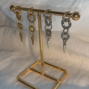 Örhängen  - Jättefina egen gjorda örhängen.  Köp för 99kr/st  Eller  185kr/par  Modell 099