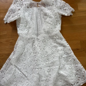 Vit spetsklänning från bubbelroom - Säljer min superfina klänning från bubbelroom som var tänkt att ha på studenten men upptäckte för sent att dragkedjan på ryggen var trasig och hade inte tid att fixa den :( helt oanvänd förutom att jag testat den! Superfint skick förutom dragkedjan som går att lösa men jag kände inte att det var värt att ha kvar den då jag redan tagit studenten 🙏🏻nypris 800kr har jag för mig