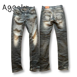 Nudie Jeans Grim Tim Old Scraped Indigo - Säljer ett par Nudie Jeans Grim Tim i tvätten Old Scraped Indigo. Klassiska blå jeans med slitningar och raka ben. Jeansen har fem fickor, dragkedja och är tillverkade i 100% bomull. Perfekta för dig som gillar en tidlös jeanslook.