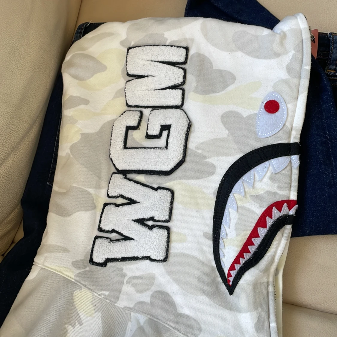 Vit camo hoodie från BAPE med hajmotiv