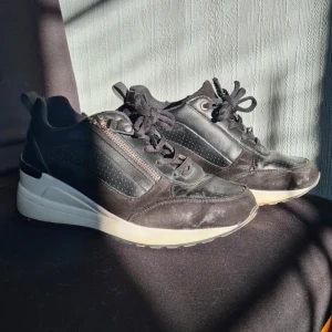 Snygga sneakers str 36 - Fina sneakers i storlek 36, hälhöjd 7cm (se referens bild för egen bedömning) Fina sneakers i svart och vitt. Sparsamt använda! Aldrig försökt tvätta de vita då jag använde dom några gånger och sedan har dem stått i garderoben då jag avgudar ballerinaskor.  Nypris: 499kr 