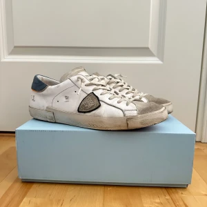Philippe model skor  - Tja säljer nu dessa skit feta o ovanliga phippemodel skor. Ovanlig färg med orange under de ja diggar med dessa skor. Skorna är i bra skick och inga defekter på dom. Storlek 45 men har själv 44 och passar mig bra. Hör av er med frågor! Box tillkommer såklart 