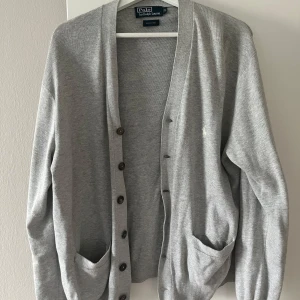 Grå kofta från Polo Ralph Lauren - Säljer en klassisk grå kofta från Polo Ralph Lauren i 100% bomull. Skick 9/10 