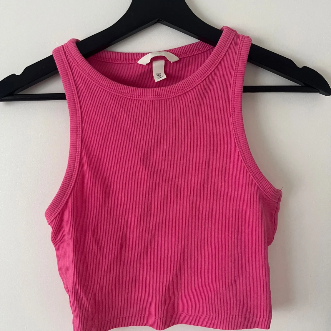 Rosa ribbad croppad linnetopp från H&M