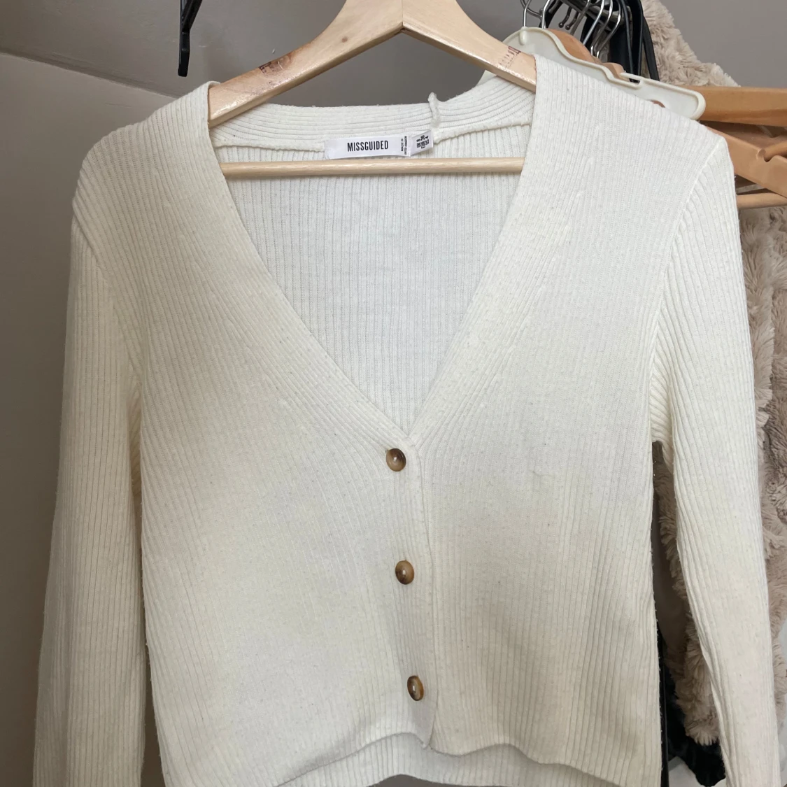 Vit ribbad kofta från Missguided