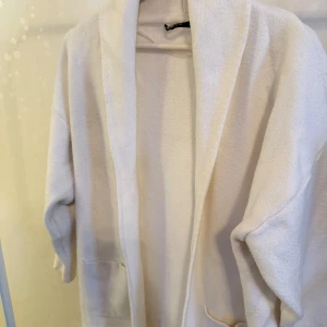 Vit lång kappa/kofta  - Använd men i bra skick. Strl xs 