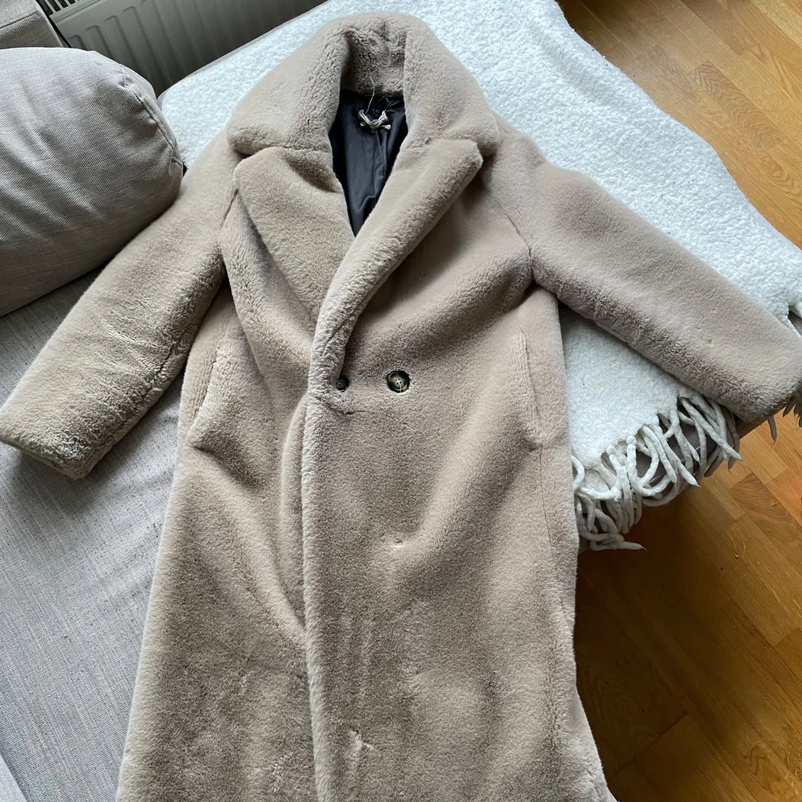 Beige pälsjacka med bred krage - 1