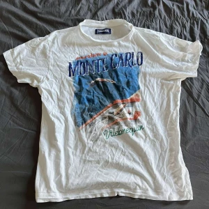 Vilebrequin tröja - Säljer en vit t-shirt från Vilebrequin med färgglatt Monte Carlo-tryck. Storlek M   Vid fler frågot tveka inte på att höra av dig Mvh Ludde