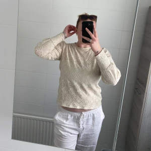 Beige spetsmönstrad tröja från Y.A.S - Säljer en beige långärmad tröja/ blus rån Soyaconcept. Storlek M och endast använd en gång! 
