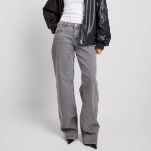 Lågmidjade jeans - Säljer dessa lågmidjade jeans från NA-KD i storlek 36. Bara använda två gånger. Säljer för 300kr+ frakt 