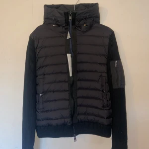 Svart cardigan från Moncler - *EJ ANVÄND* Säljer en svart Moncler cardigan eftersom den är för liten för mig, tar även byten för en Large eller annan cardigan. Har bara testat den aldrig använd, alla tags är kvar.😁