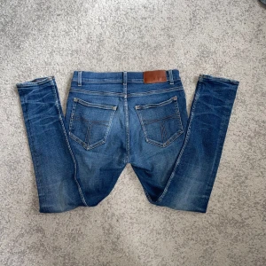 Tiger of sweden jeans slim fit - Säljer ett par mörkblå slim fit jeans från tiger of sweden. Jeansen har en snygg tvätt och smal passform hela vägen ner. Väldigt bra skick och inga slitningar. Storlek 31/30