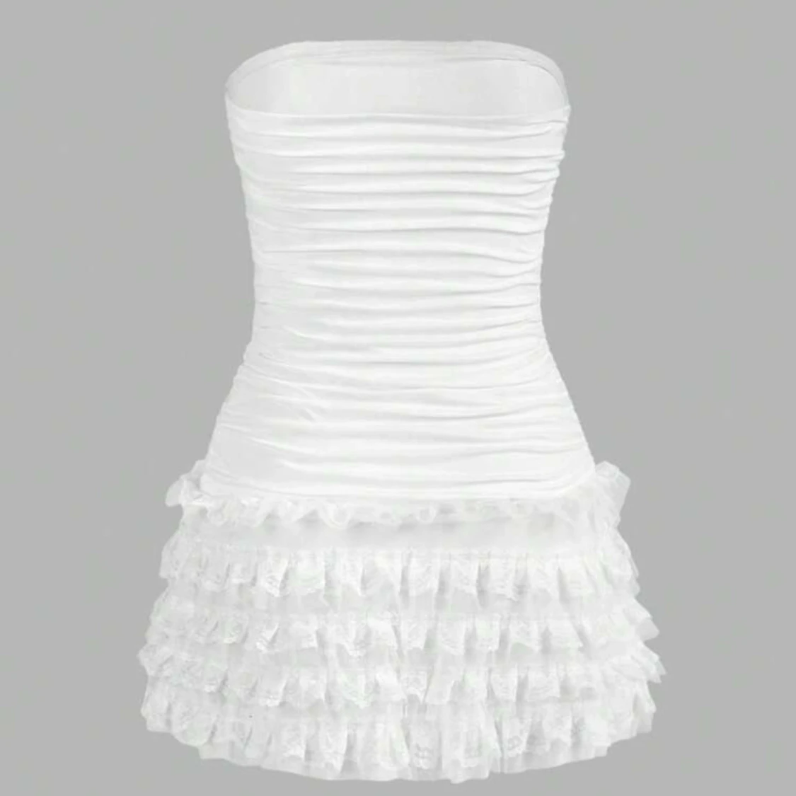 Vit axelbandslös volangklänning - 2