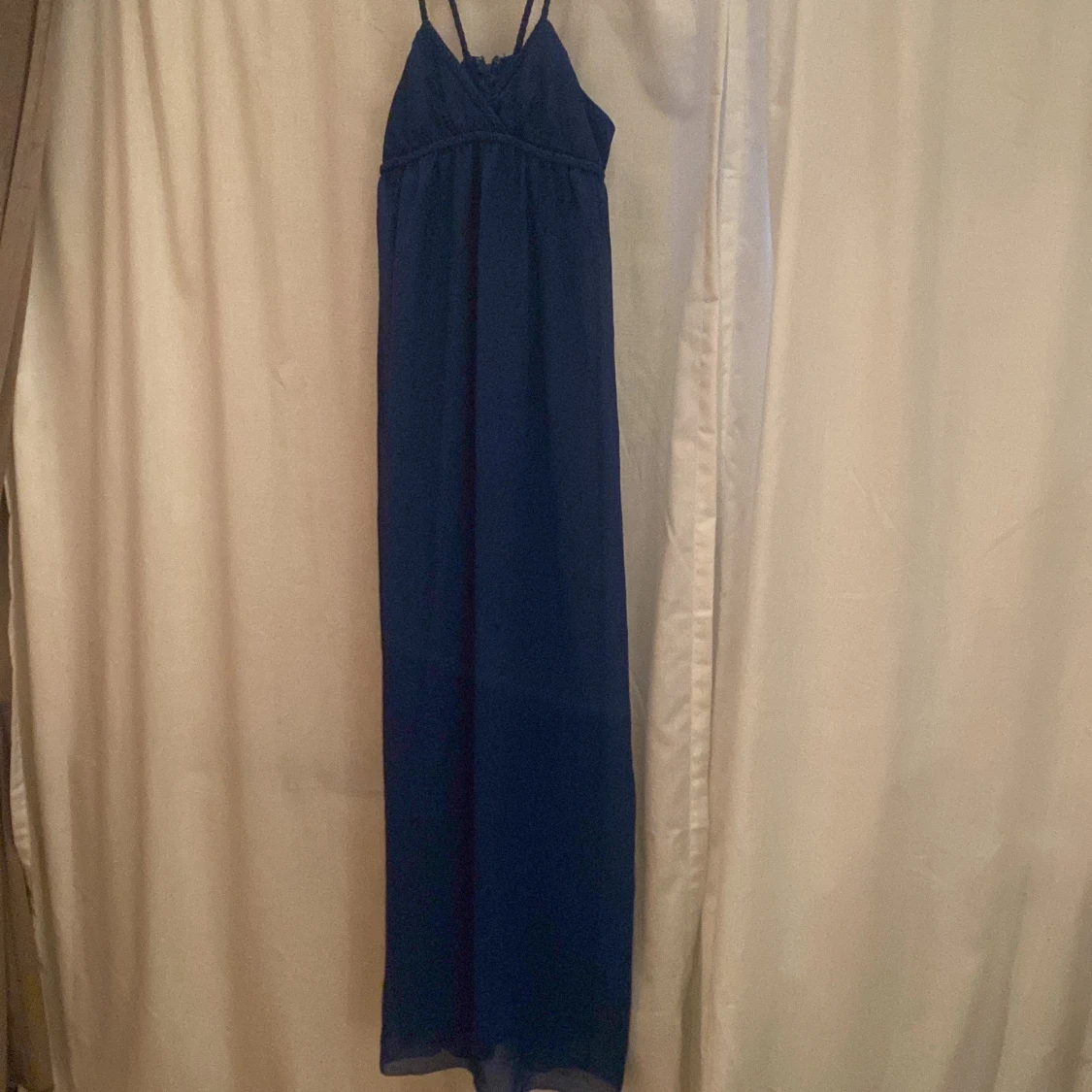 Mörkblå långklänning med flätade axelband - 1